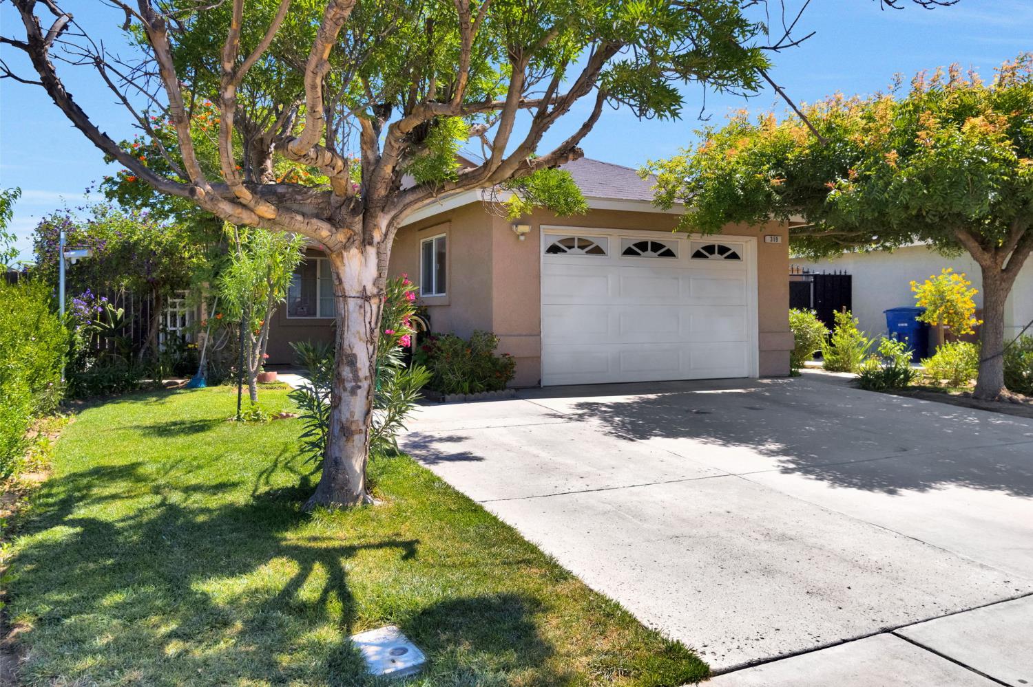 Single Family in Mendota - photo 3