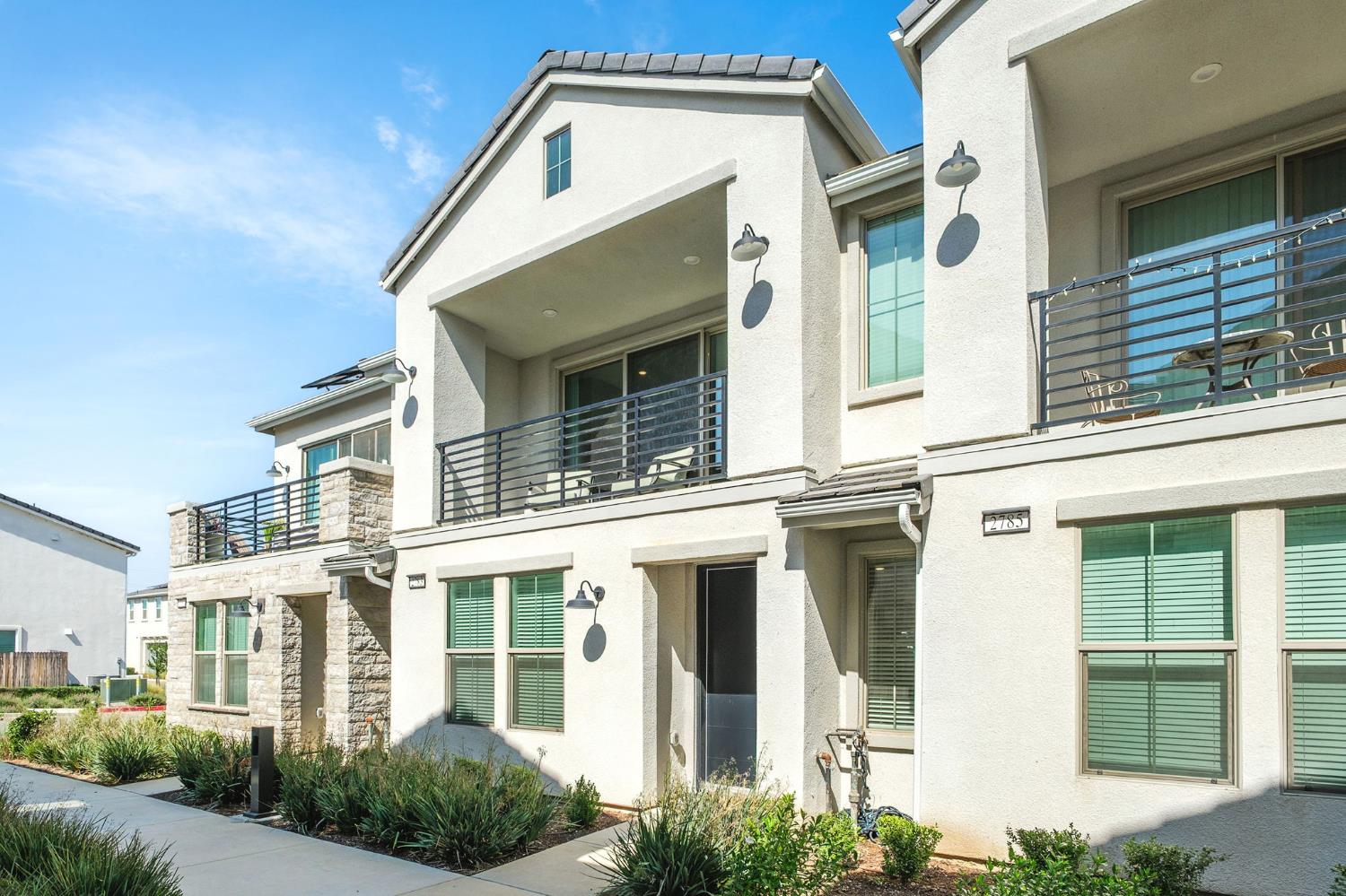 Townhouse in Fresno - photo 2