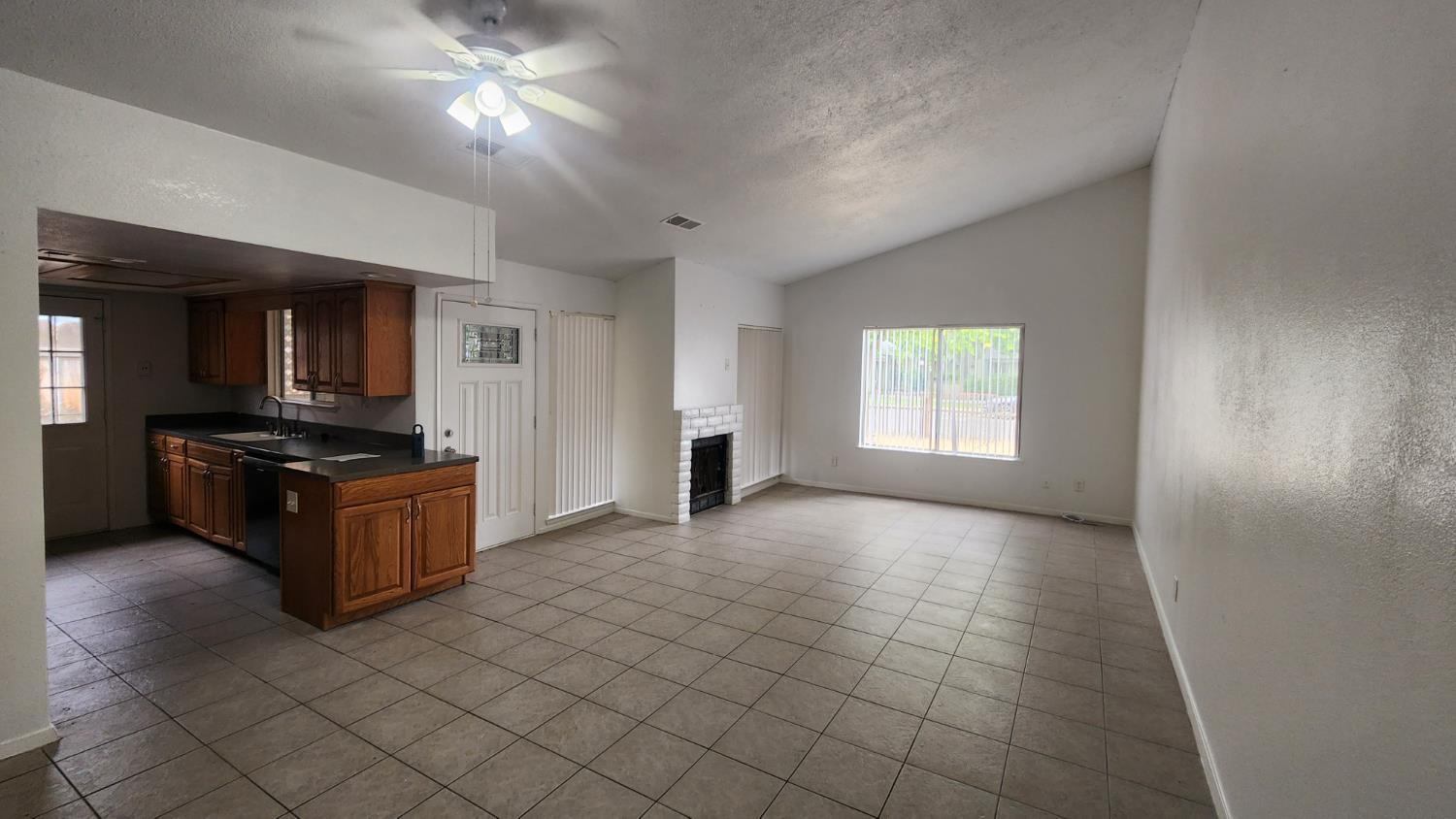 Single Family in Coalinga - photo 3