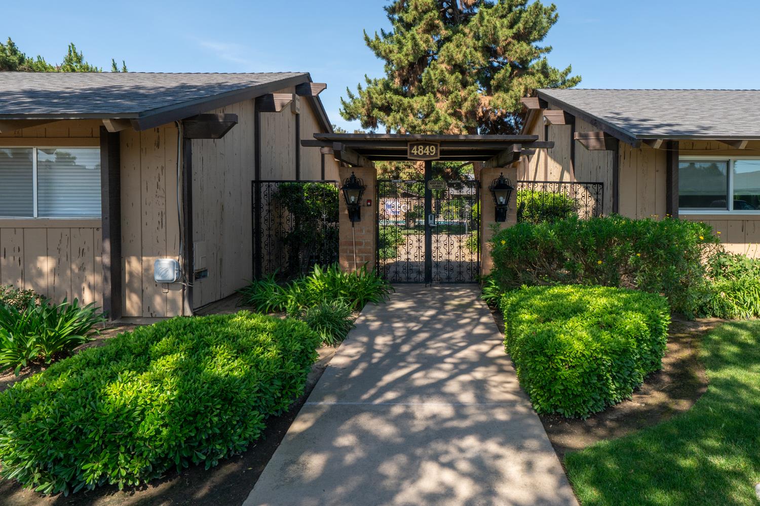 Condo in Fresno - photo 2