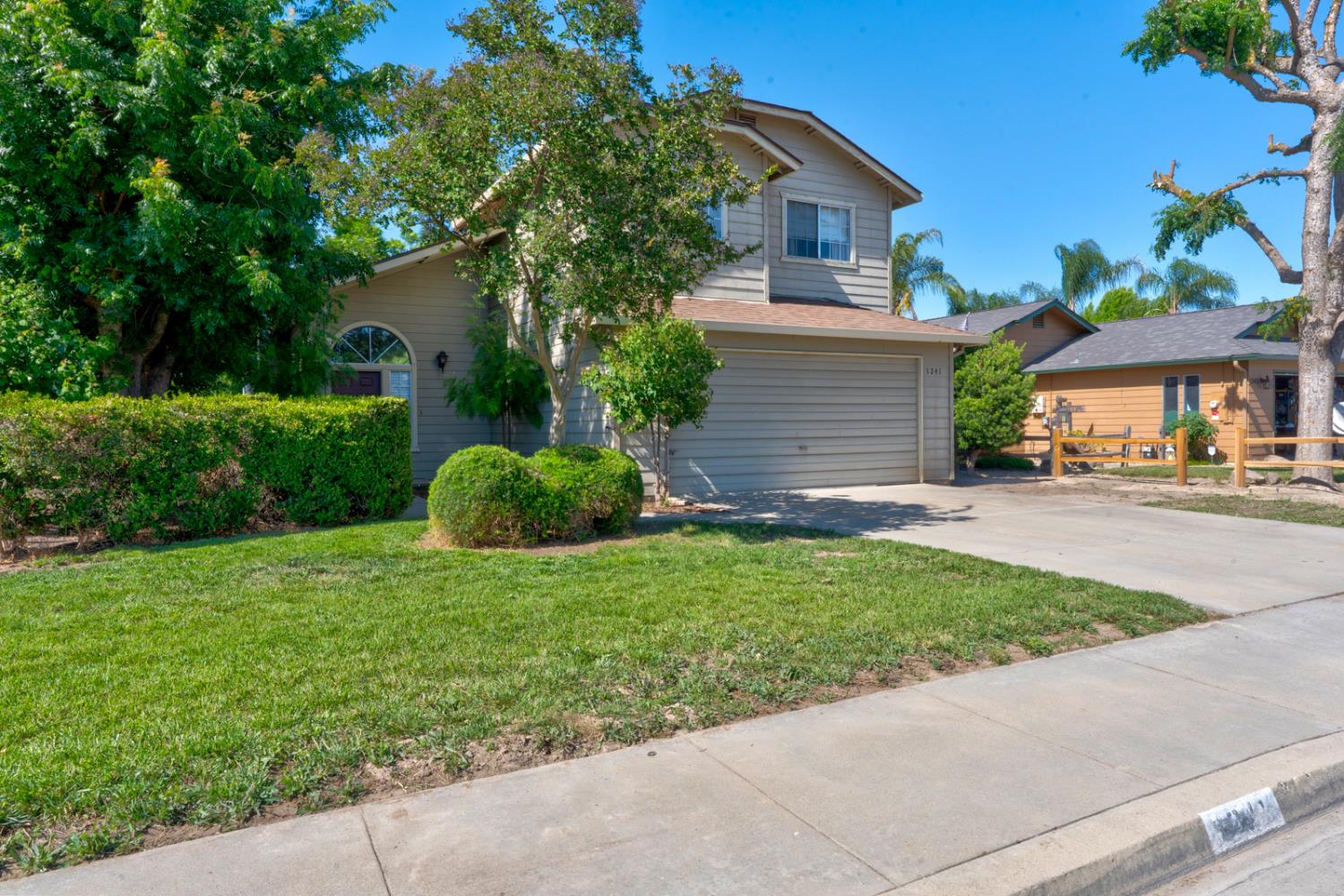 Single Family in Kingsburg - photo 2