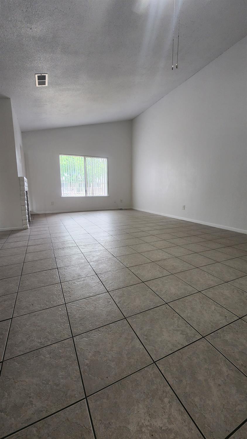 Single Family in Coalinga - photo 2