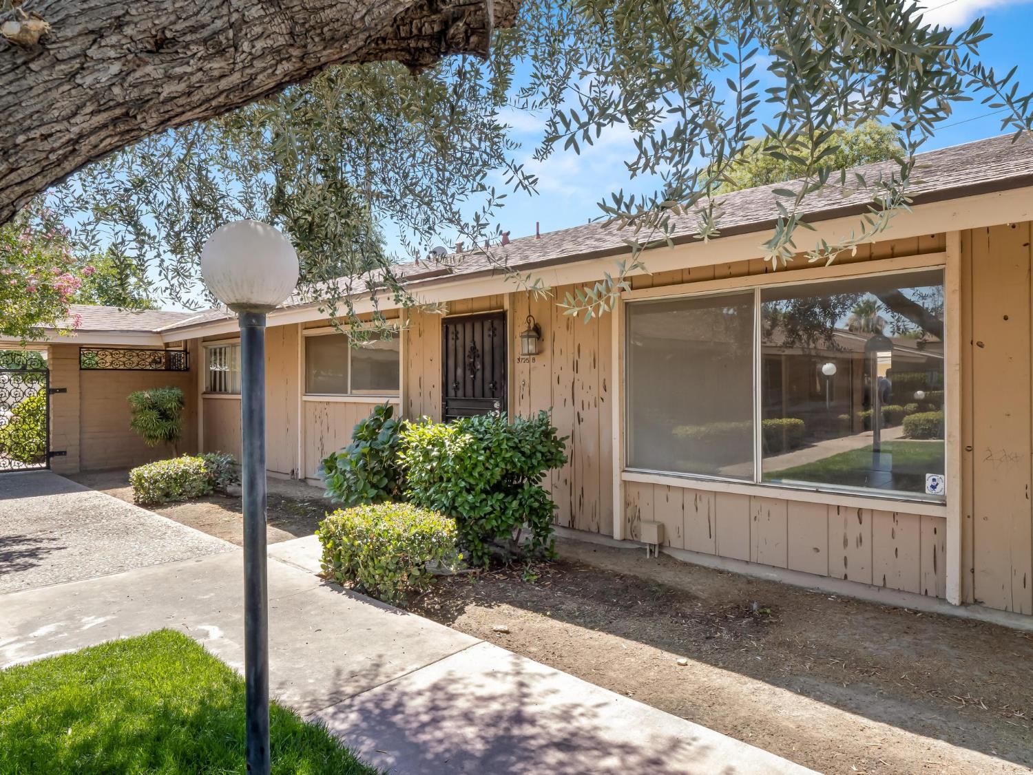 Condo in Fresno - photo 2