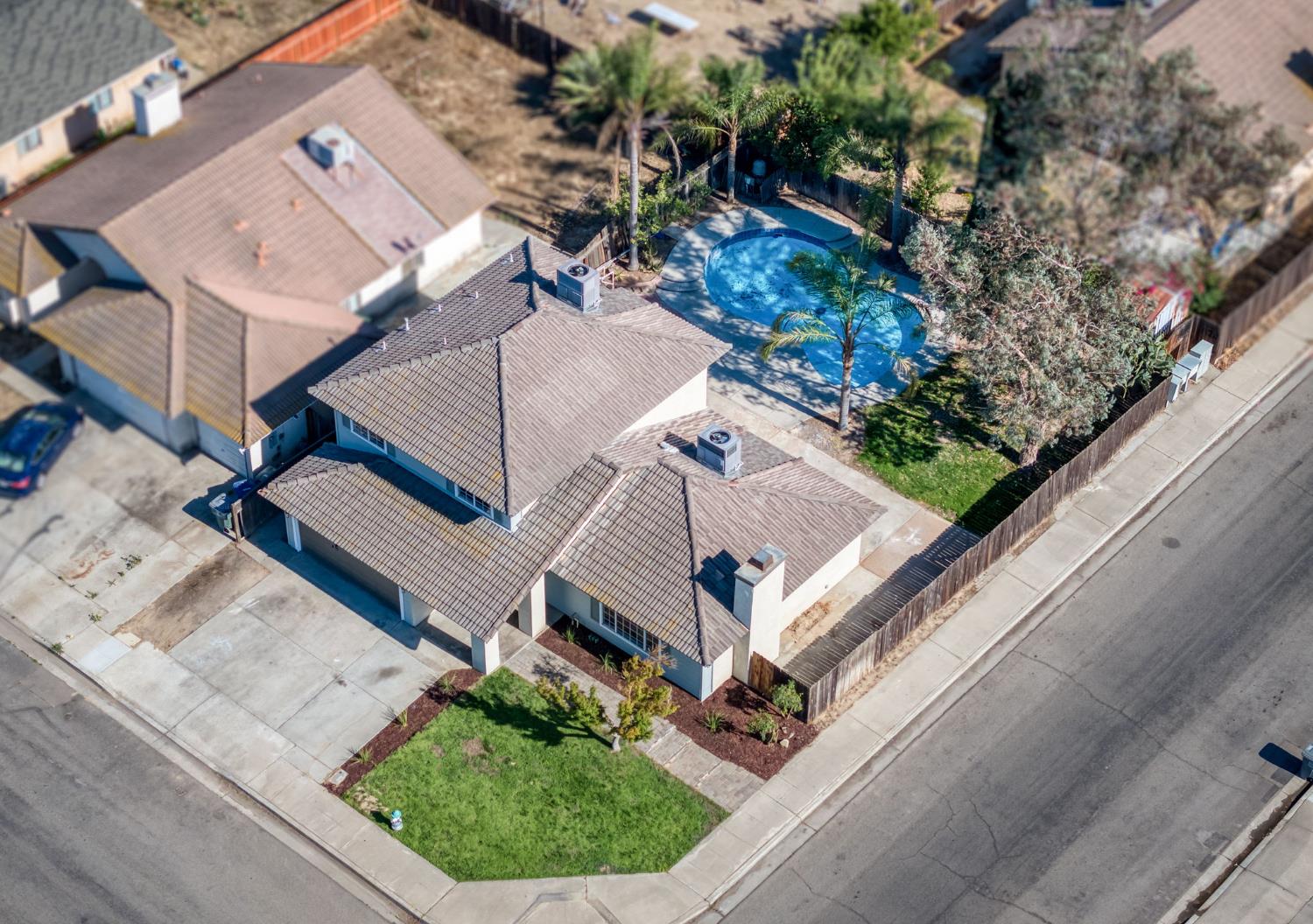 Single Family in Caruthers - photo 2