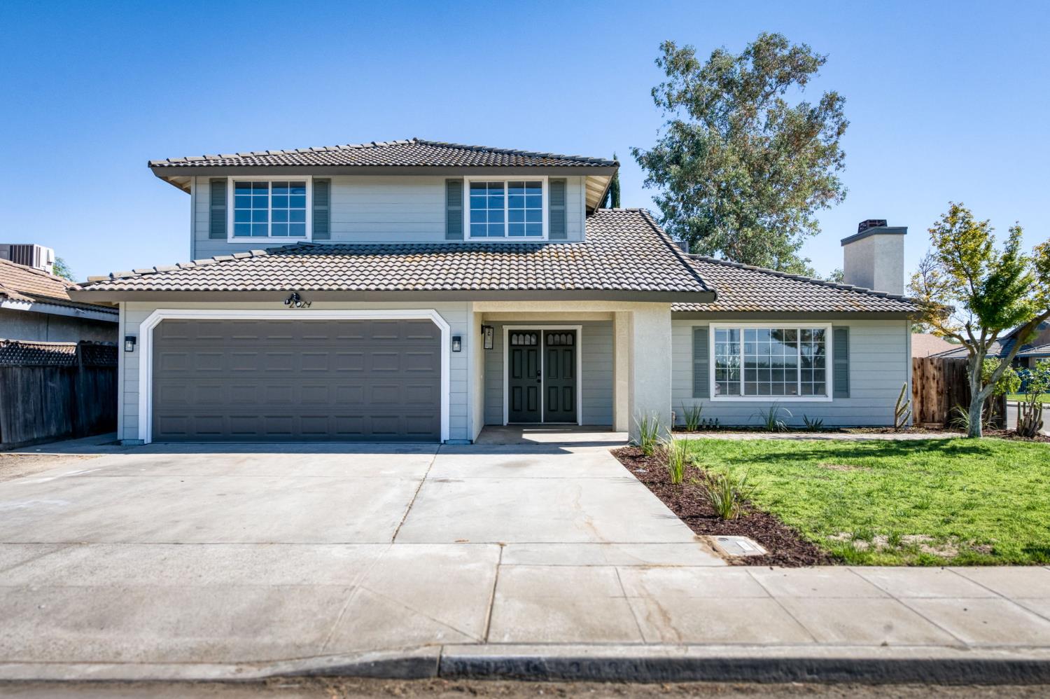 Single Family in Caruthers - main photo