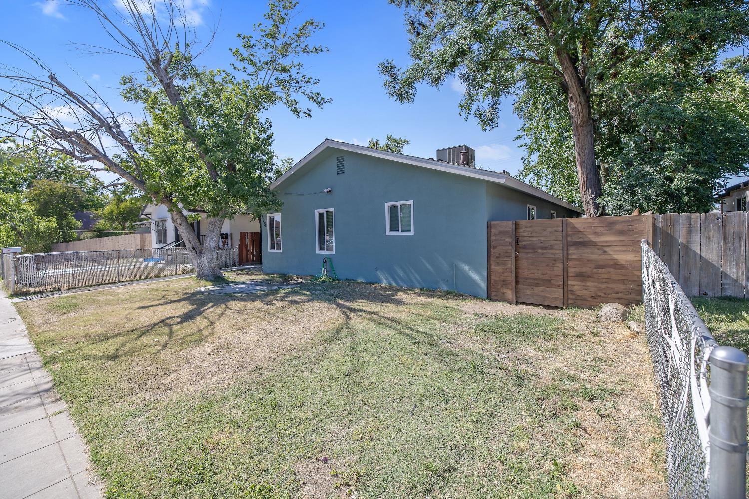Duplex in Fresno - photo 3
