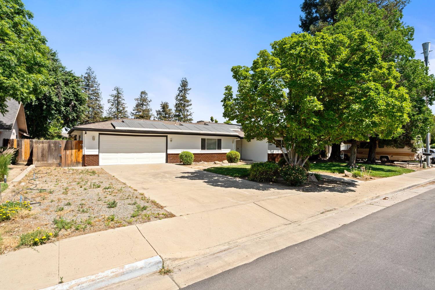 Single Family in Reedley - photo 2