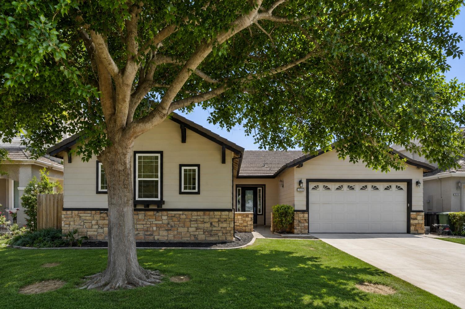 Single Family in Livingston - photo 2