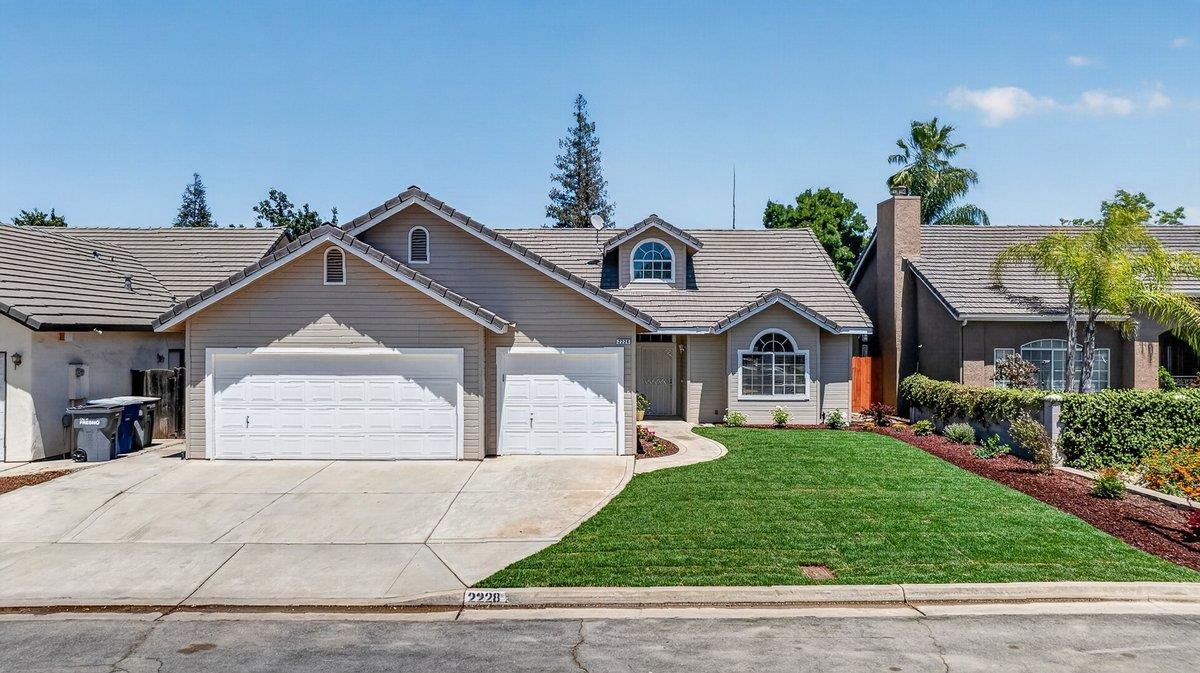 Single Family in Fresno - main photo
