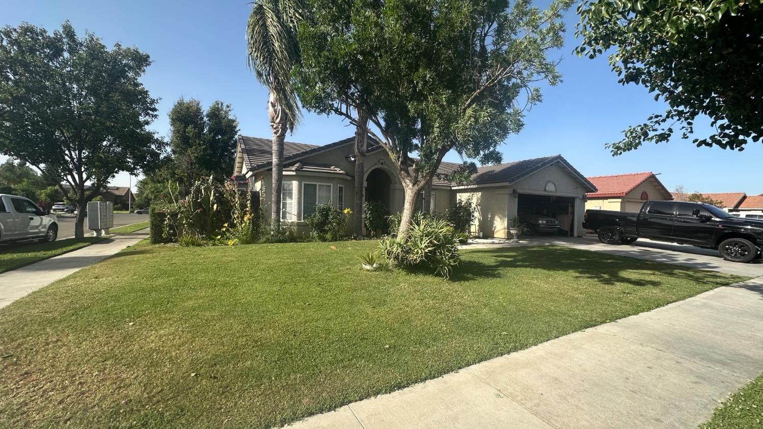 Single Family in Kerman - photo 2