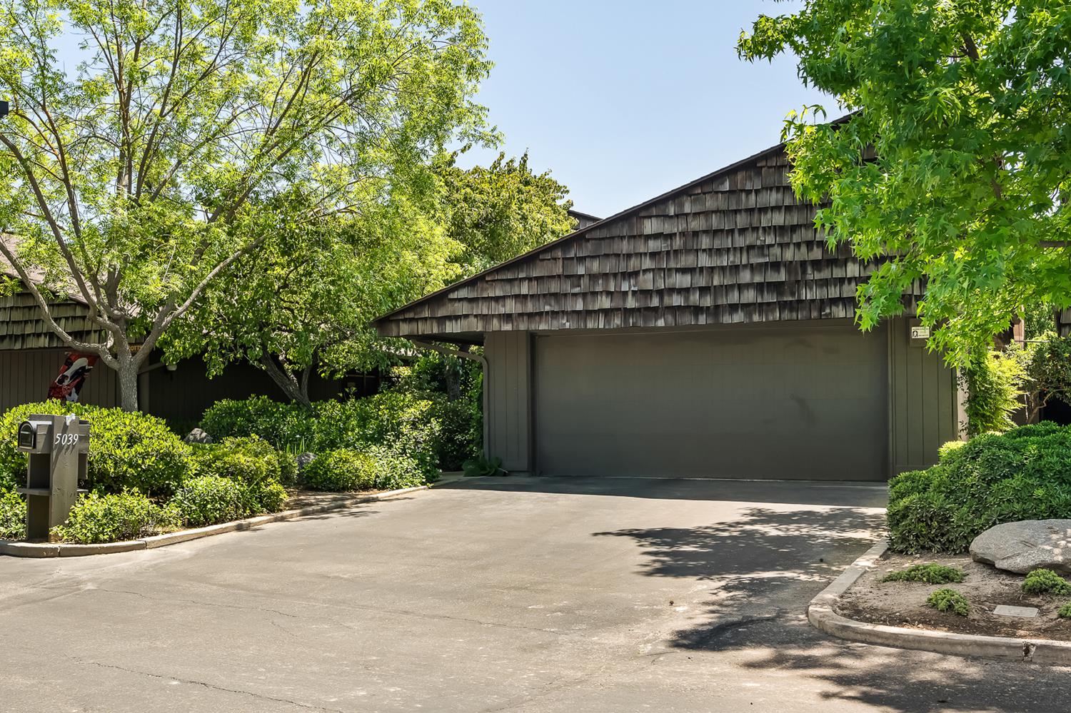 Condo in Fresno - photo 2