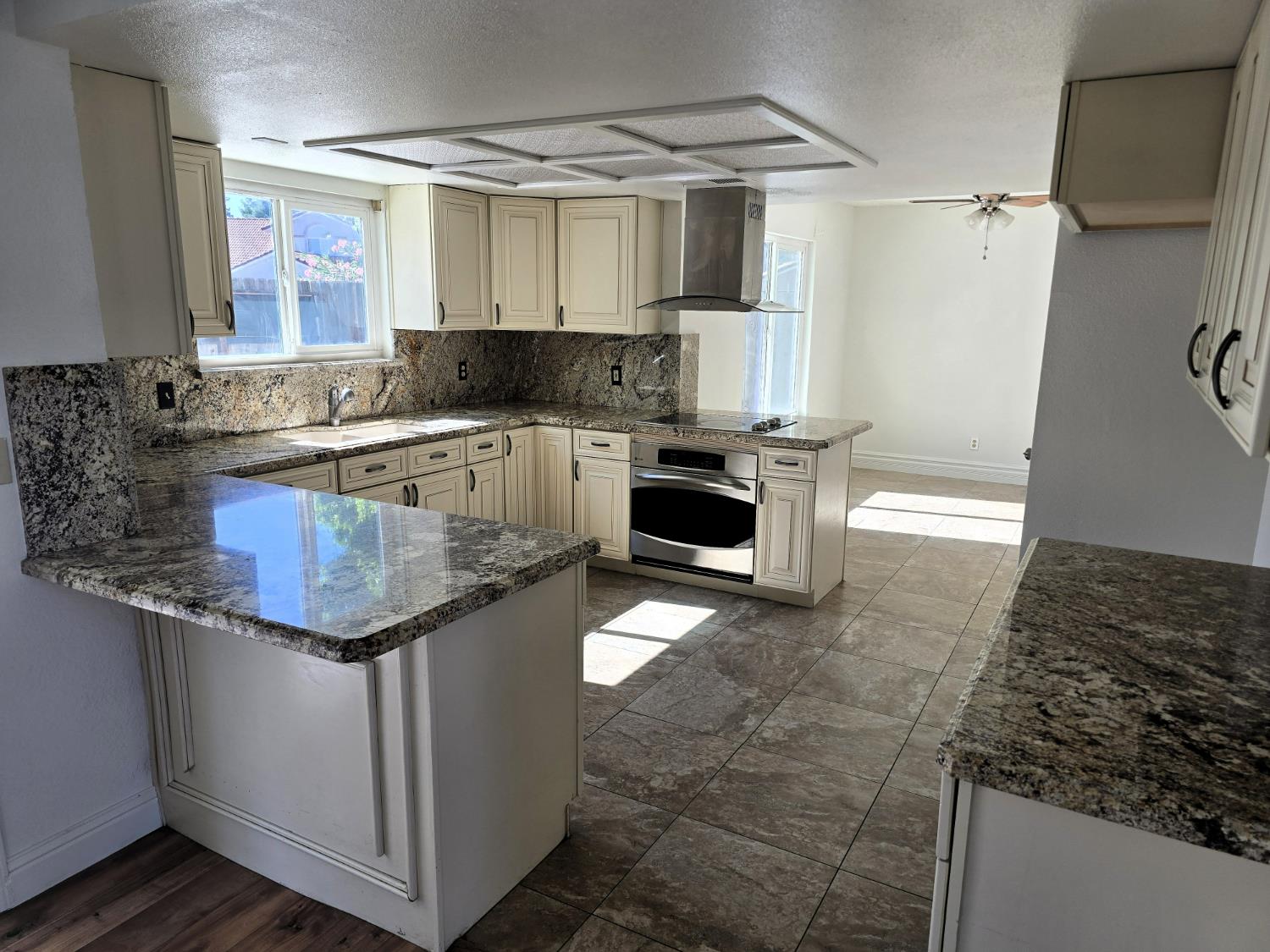 Single Family in Fresno - photo 2