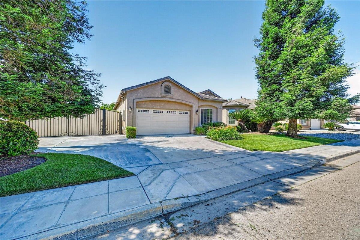 Single Family in Fresno - photo 2