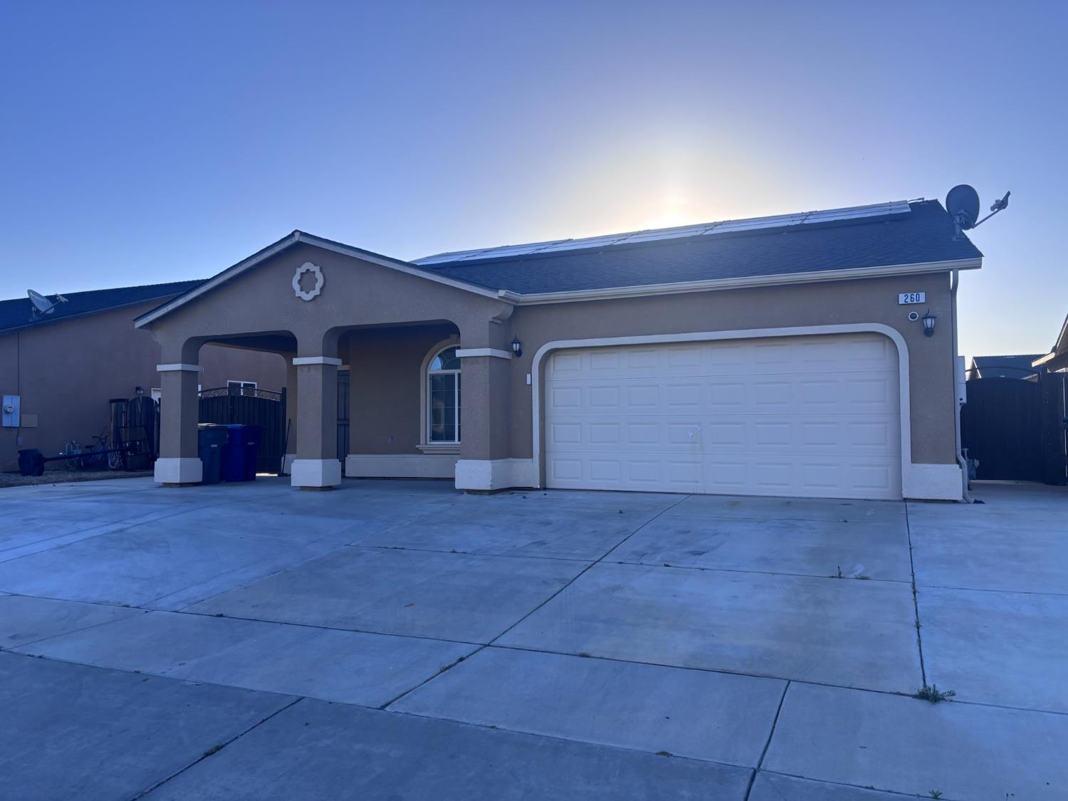 Single Family in Orange Cove - photo 2