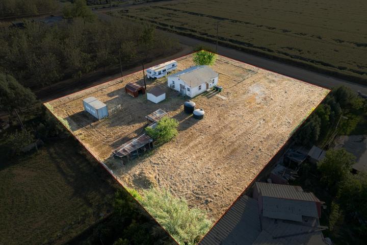 Single Family in Lindsay - photo 2