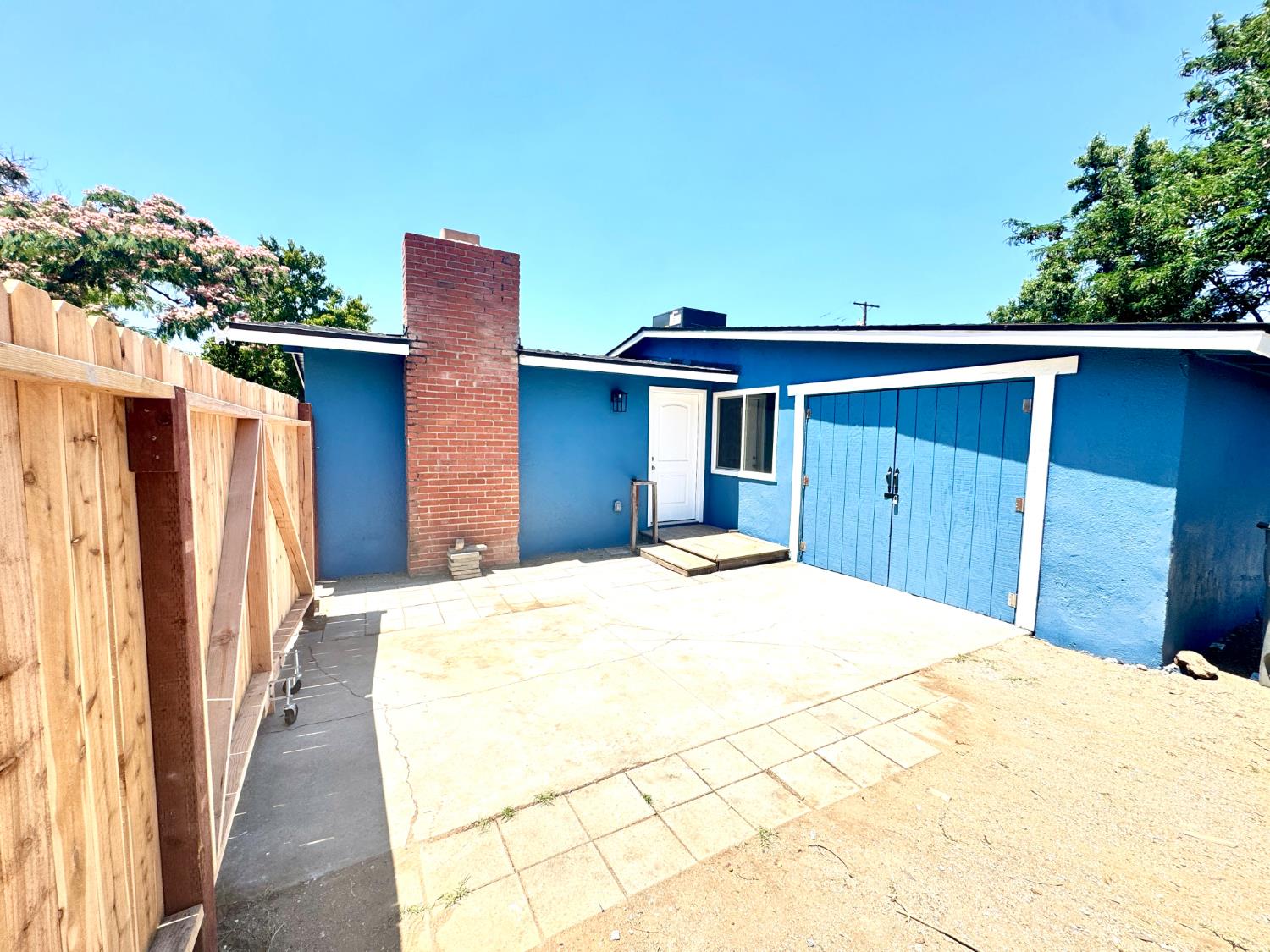Single Family in Fresno - photo 2