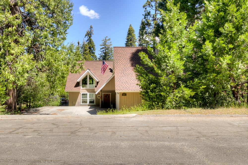 Single Family in Shaver Lake - photo 3
