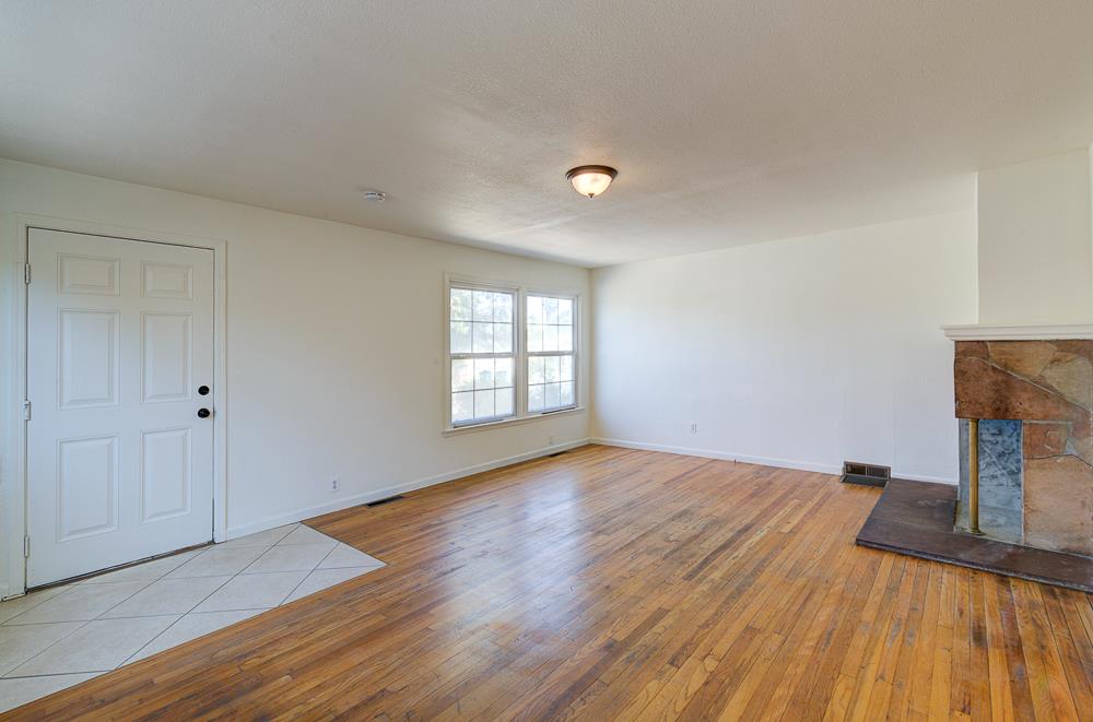 Single Family in Fresno - photo 2