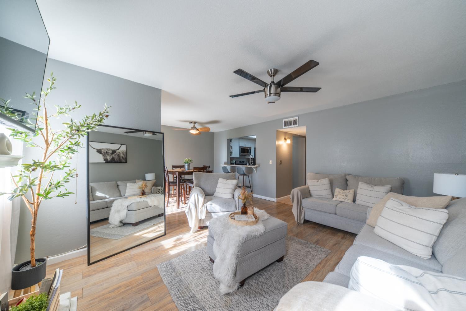 Condo in Fresno - photo 2