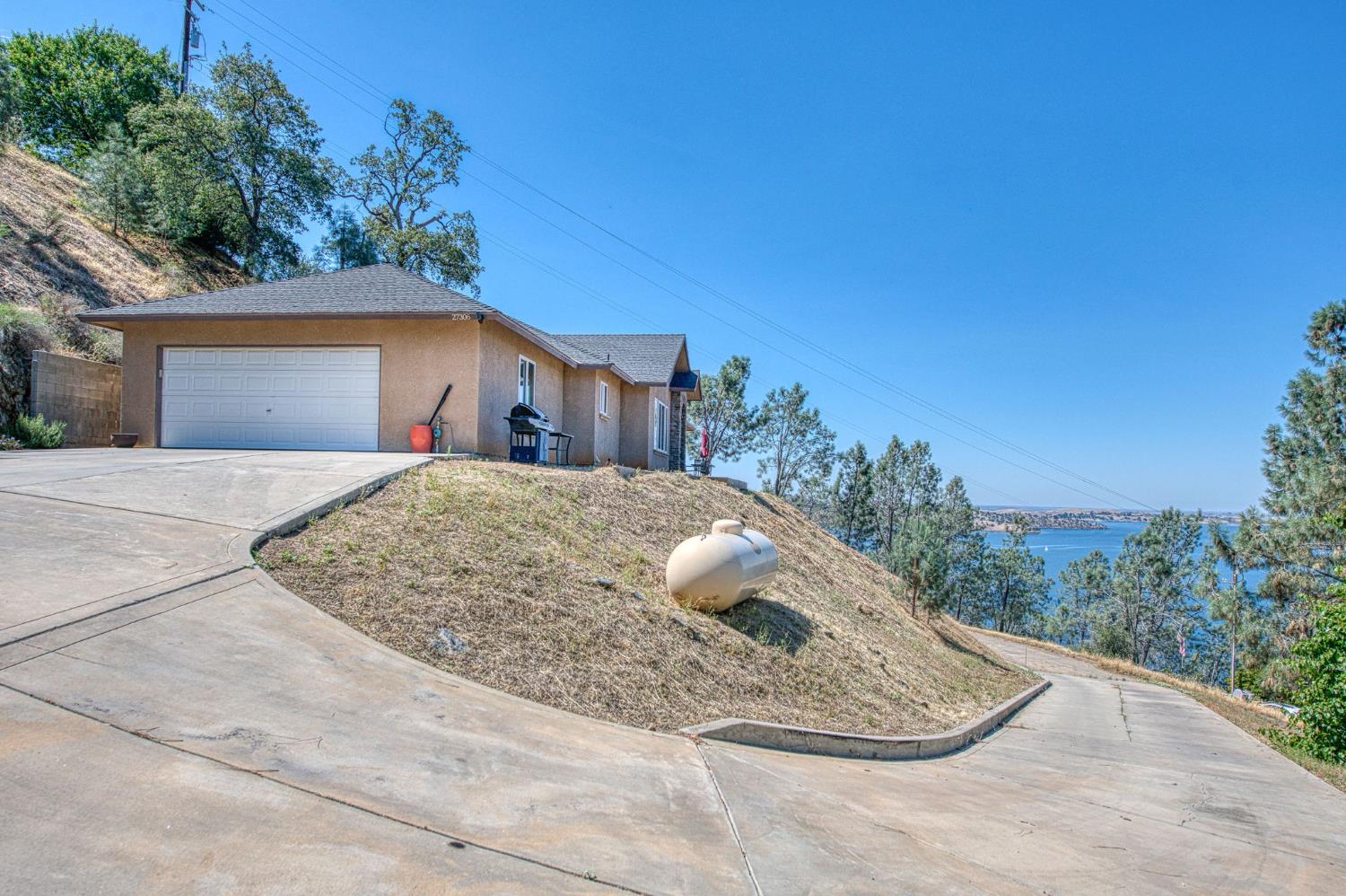 Single Family in Friant - photo 3