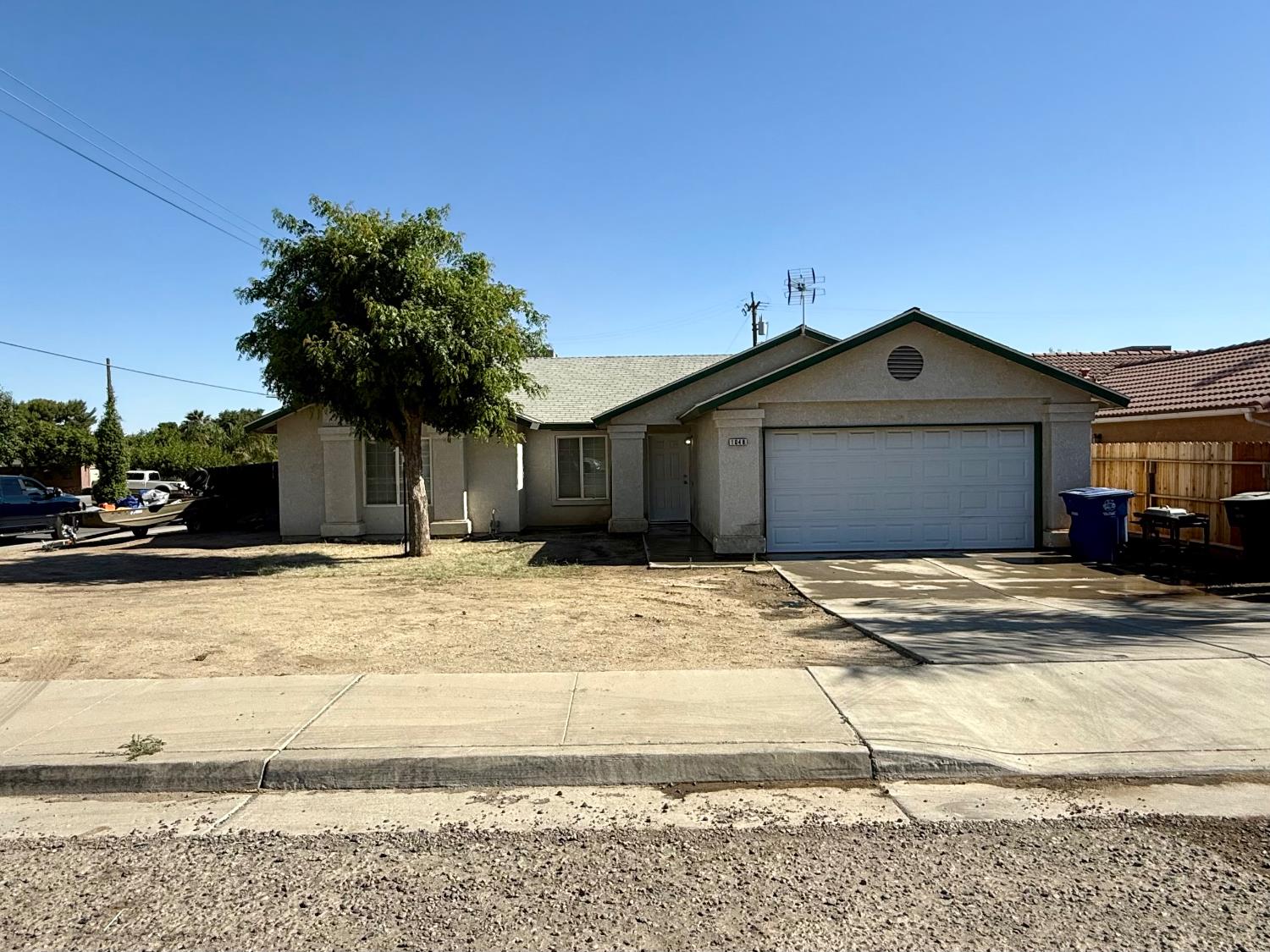 Single Family in Avenal - main photo