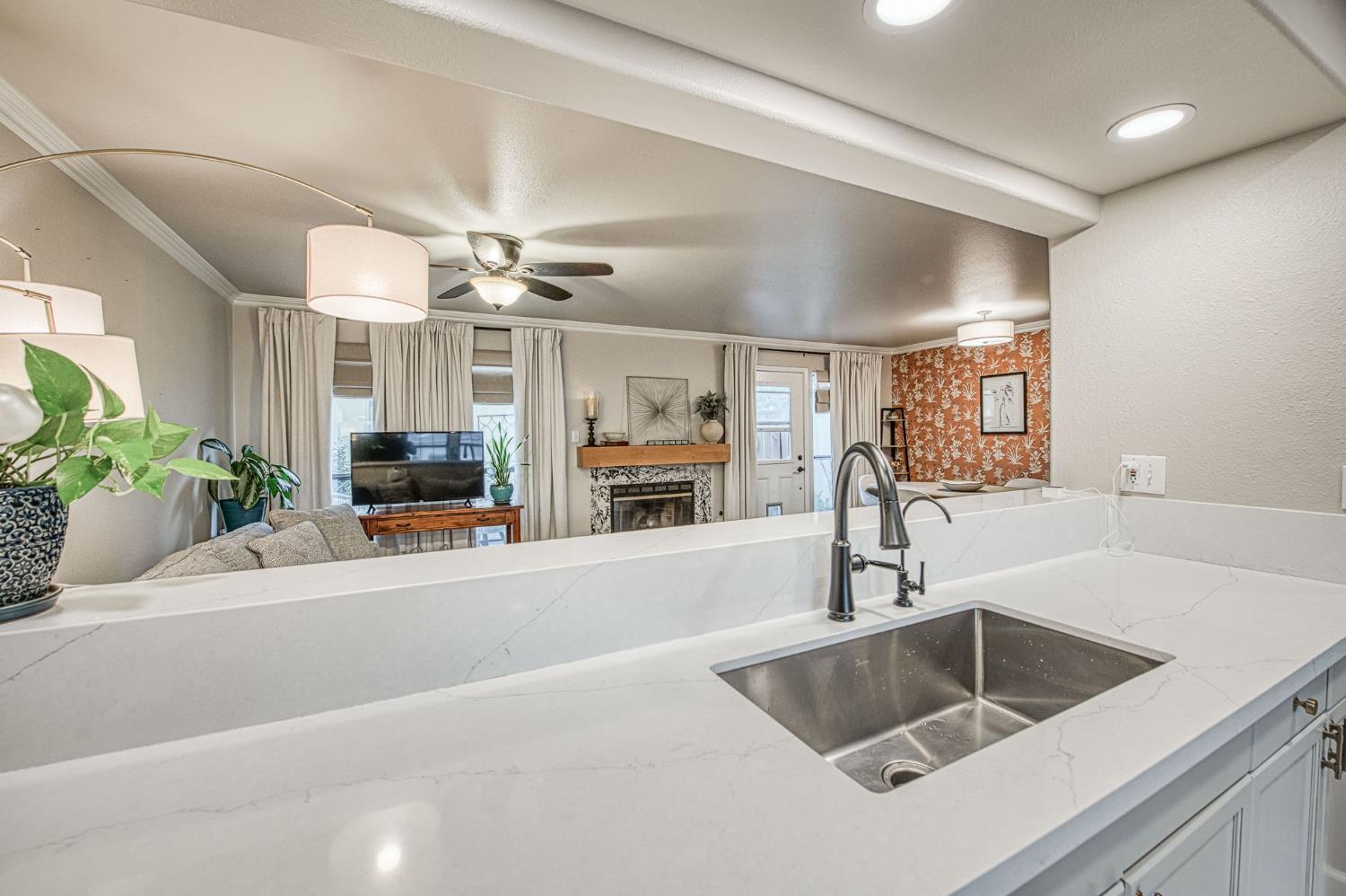 Townhouse in Fresno - photo 2