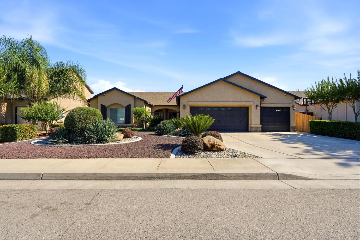 Single Family in Kingsburg - photo 2