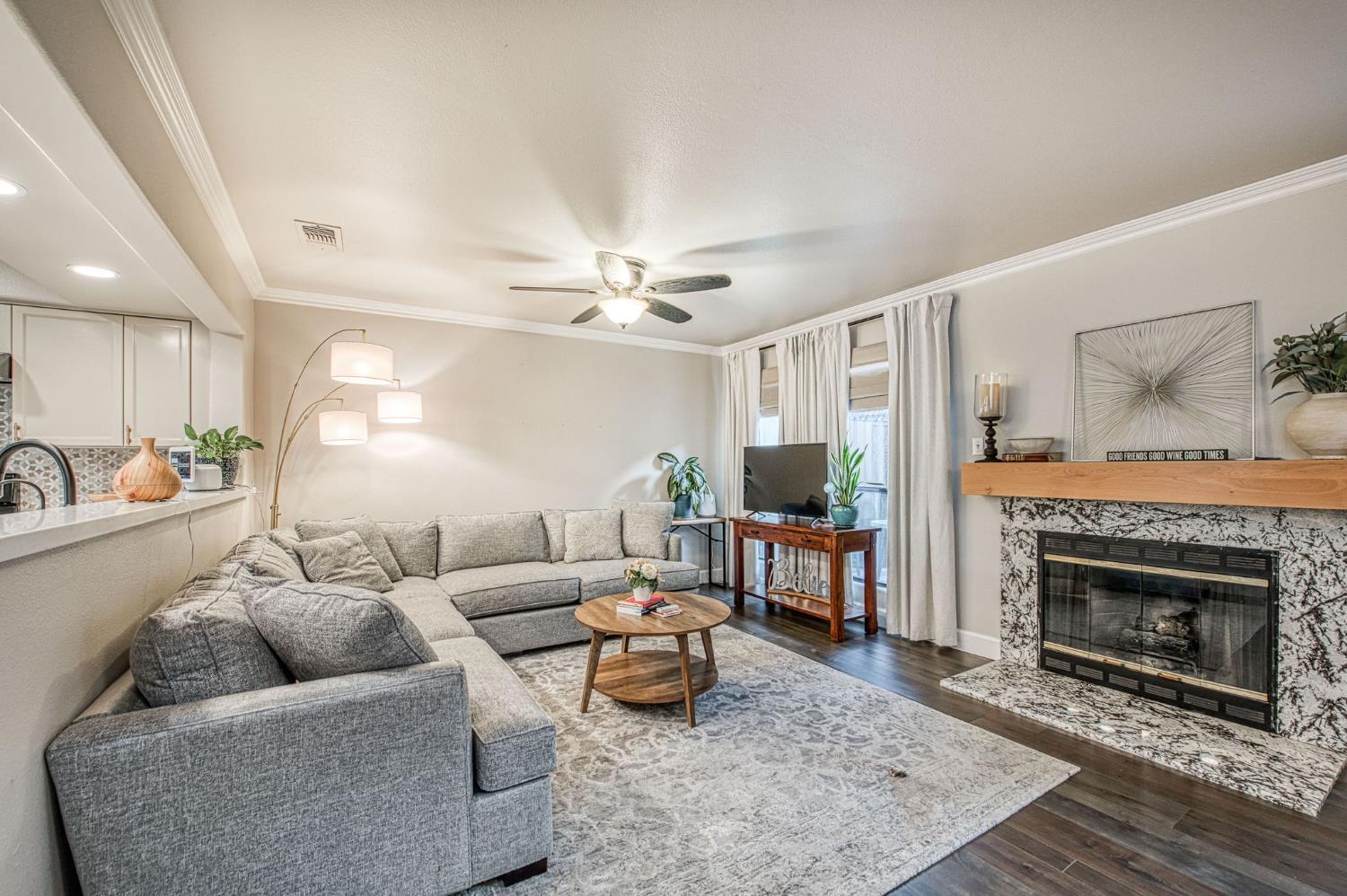 Townhouse in Fresno - photo 3