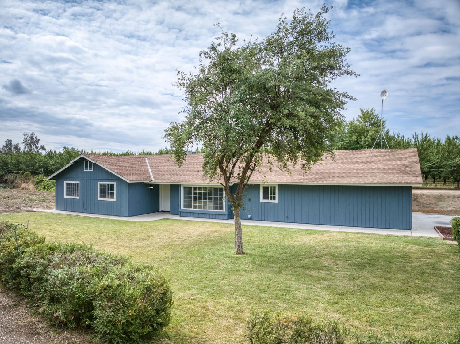 Single Family in Sanger - photo 2