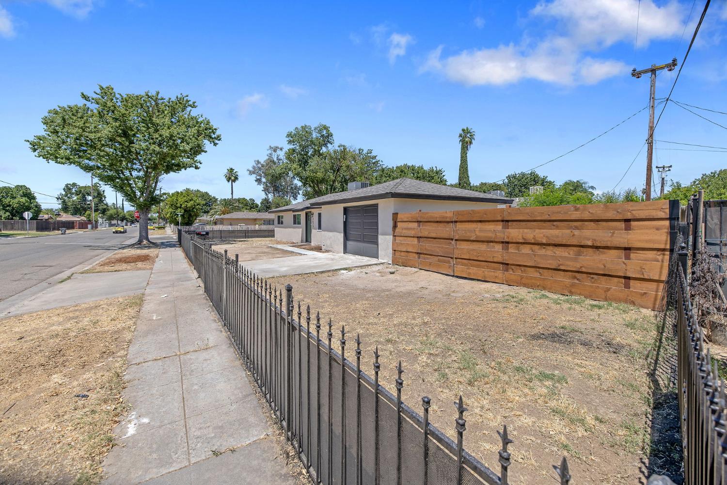 Single Family in Fresno - photo 2