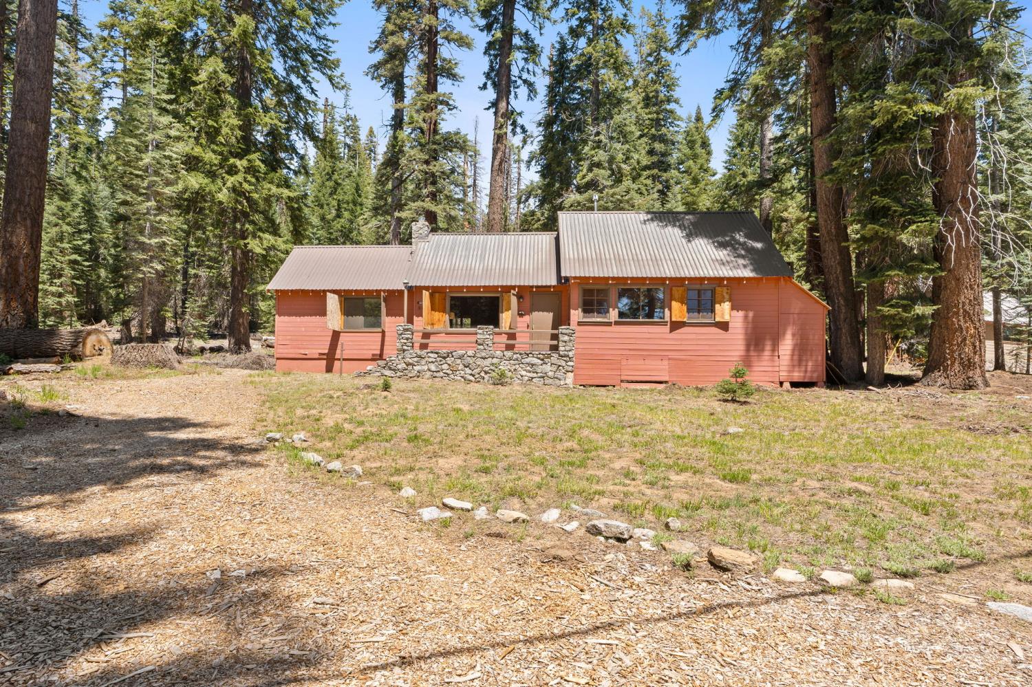 Single Family in Huntington Lake