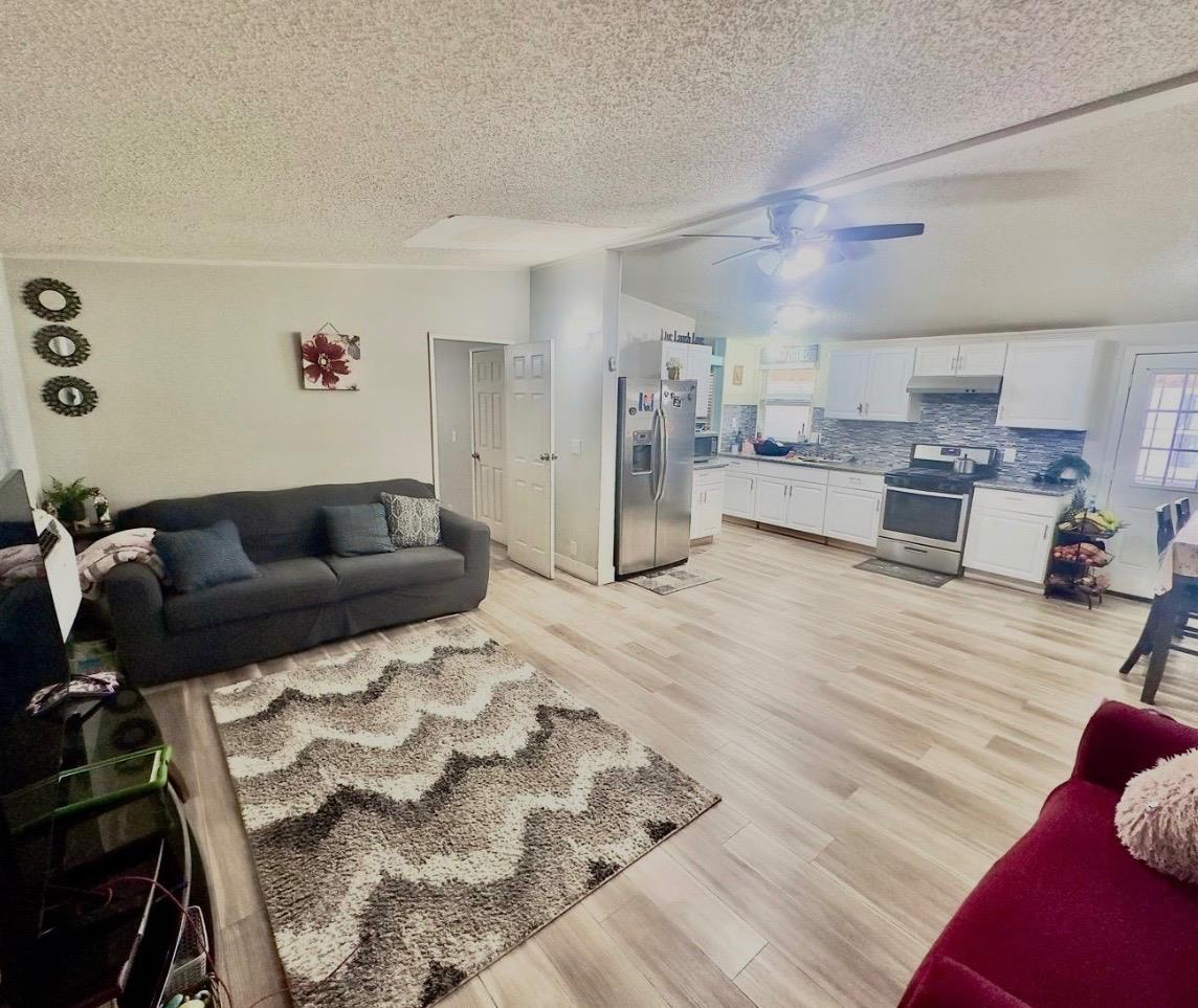 Mobile Home in Fresno - photo 3
