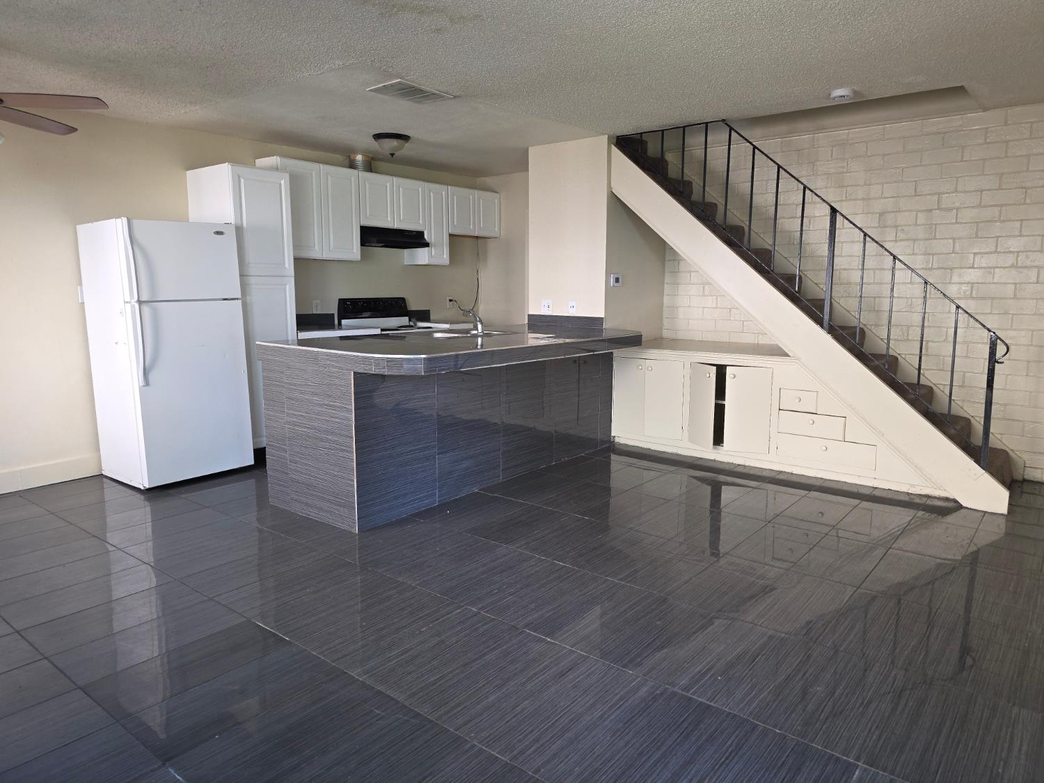 Condo in Fresno - photo 3