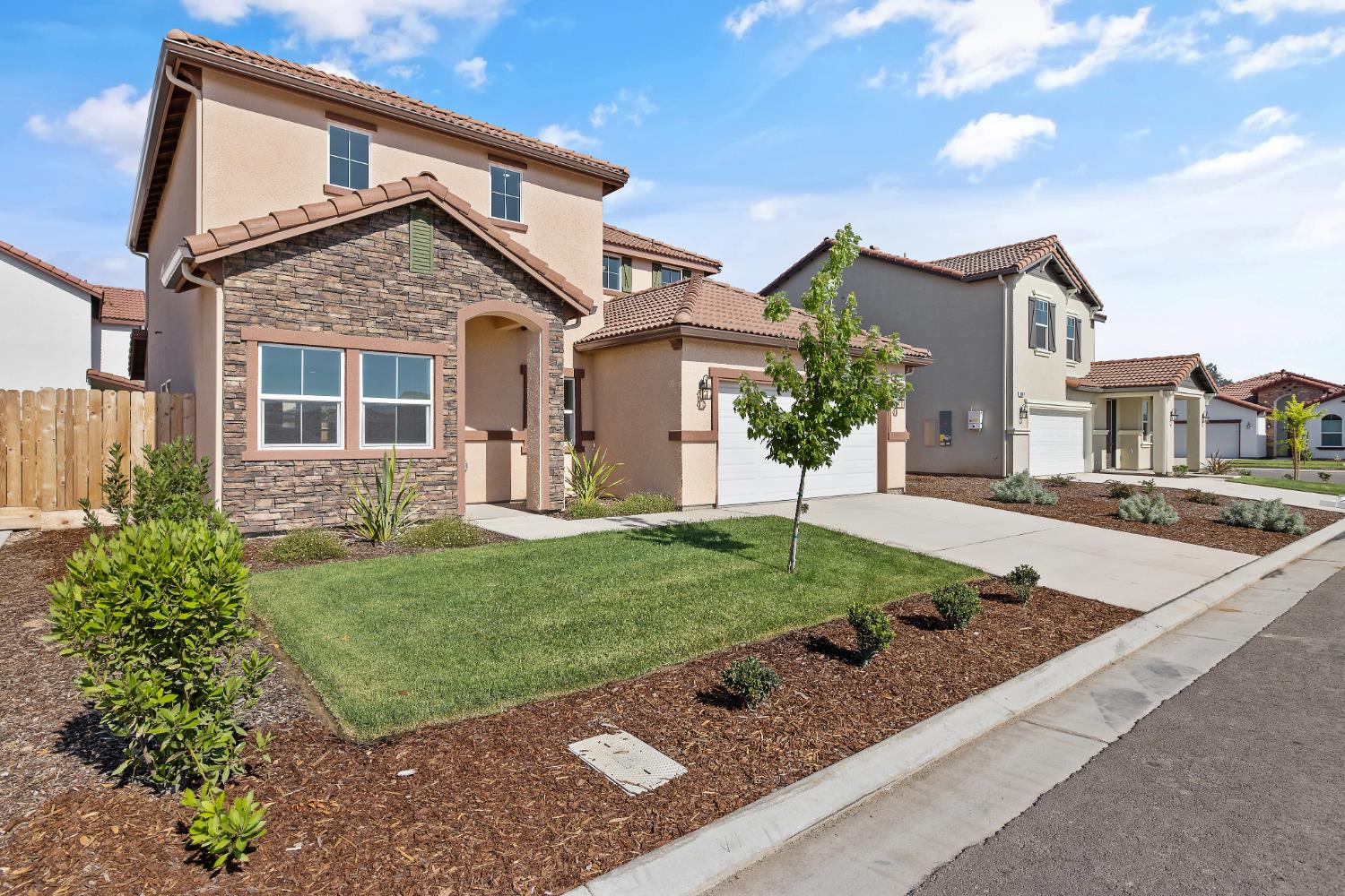 Single Family in Dinuba - main photo