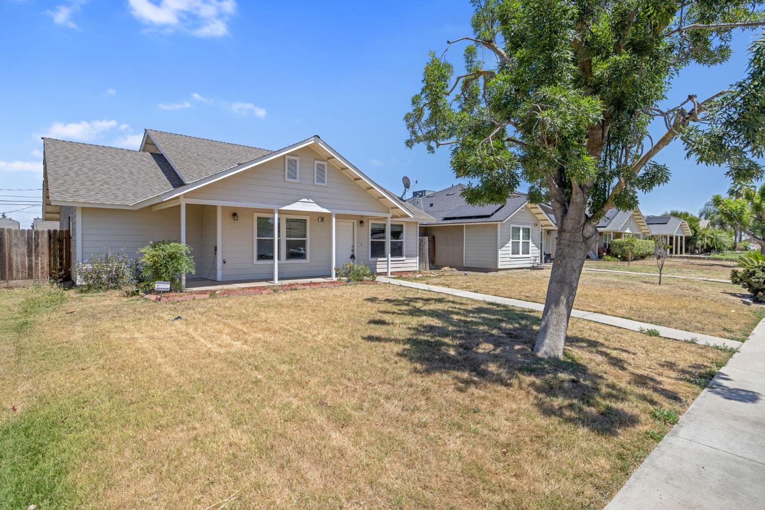 Single Family in Dinuba