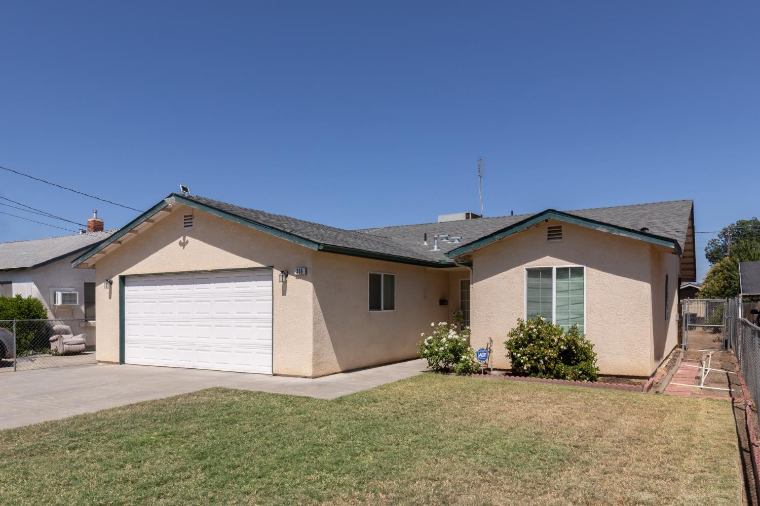 Single Family in Dinuba - photo 2