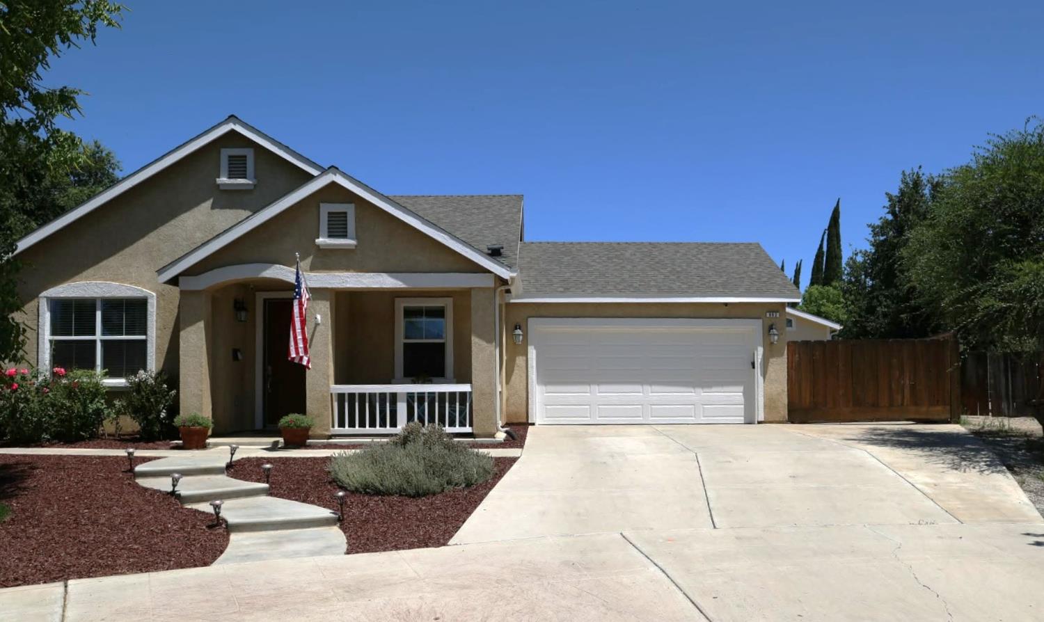 Single Family in Reedley - photo 2