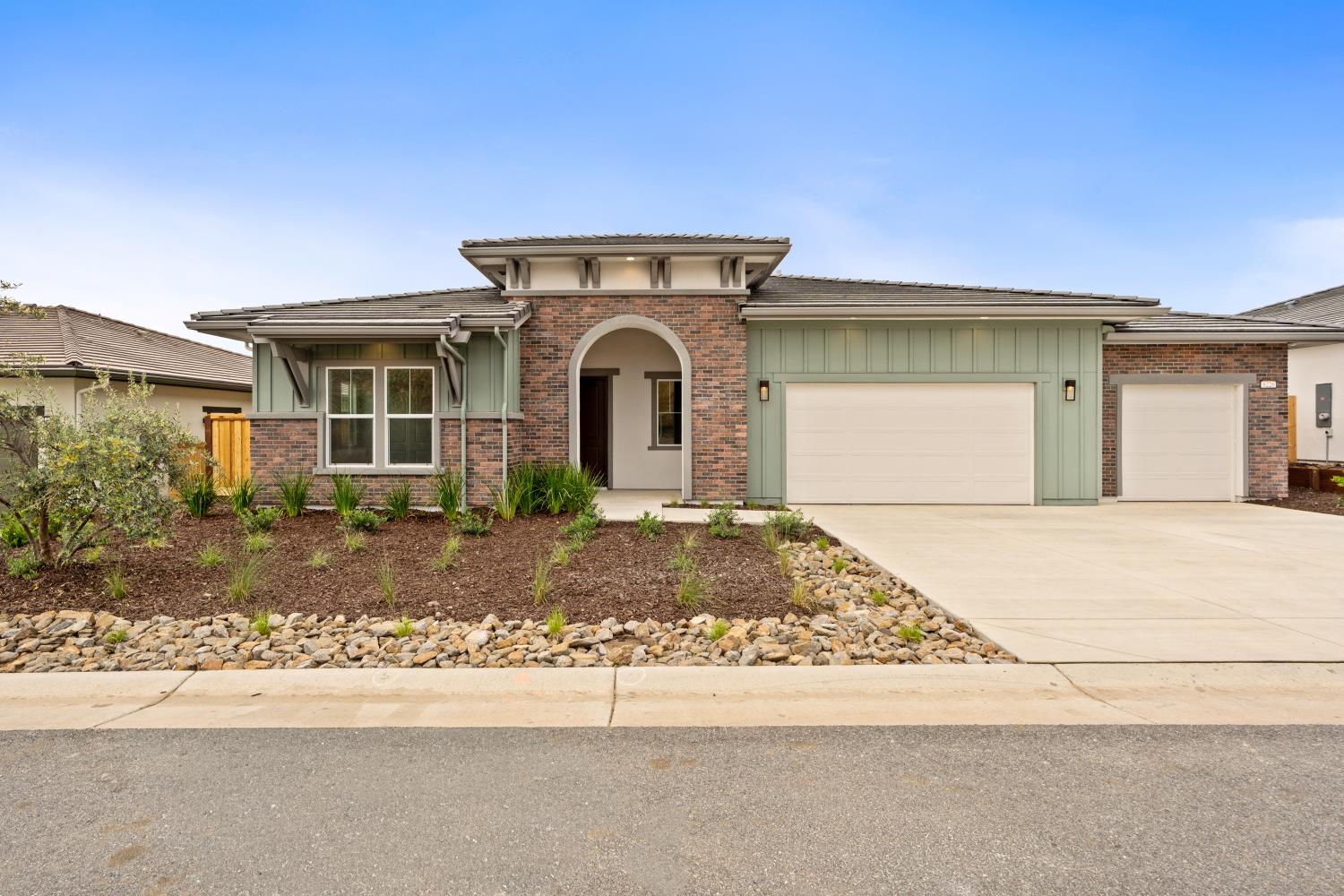 $750,000+