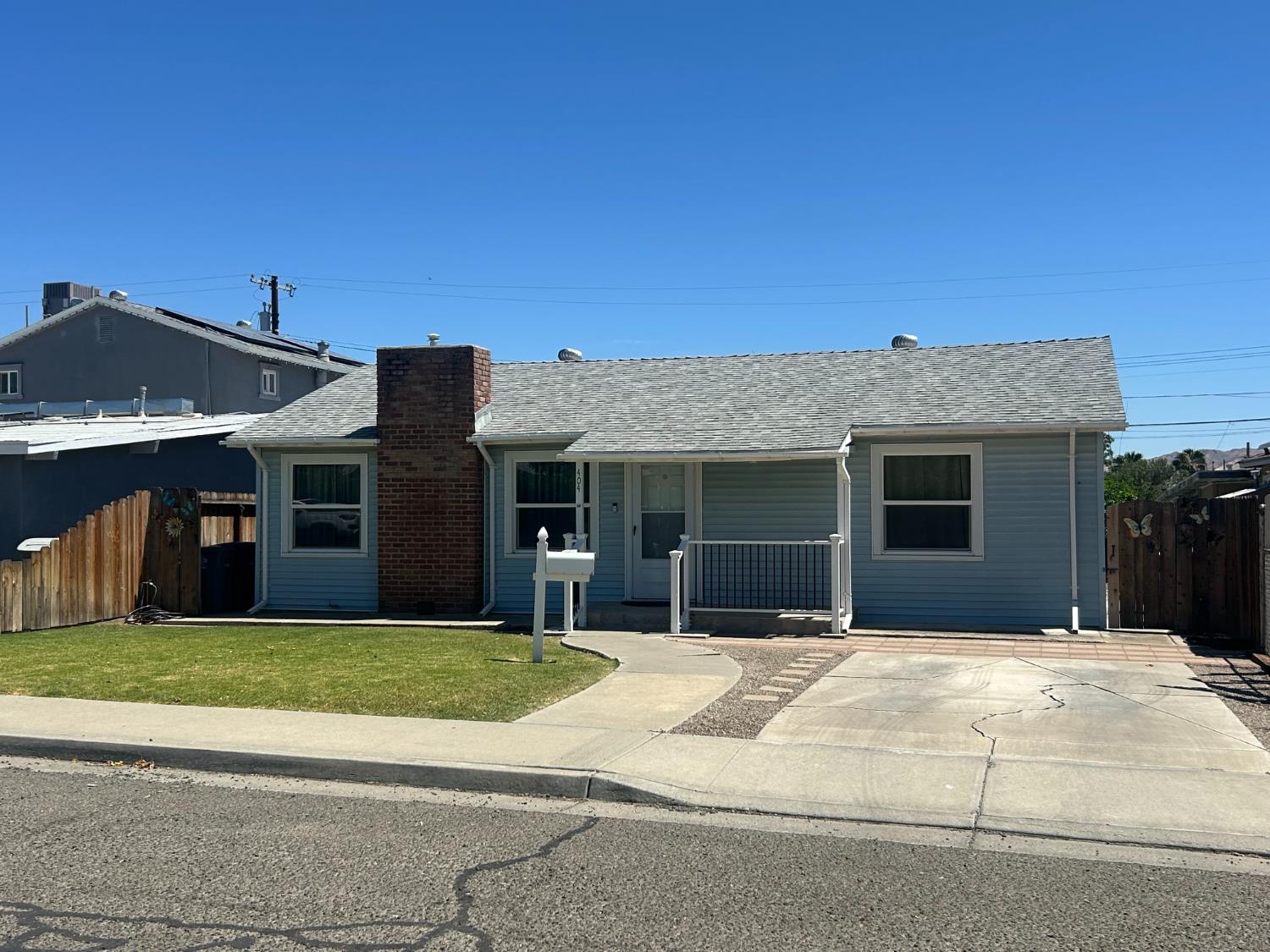 Single Family in Avenal - photo 2