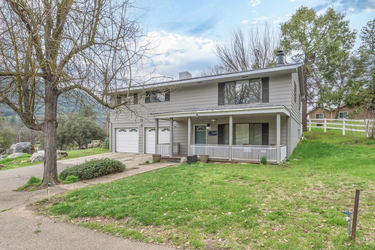 Single Family in Oakhurst