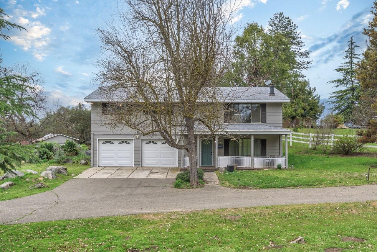 Single Family in Oakhurst - photo 2