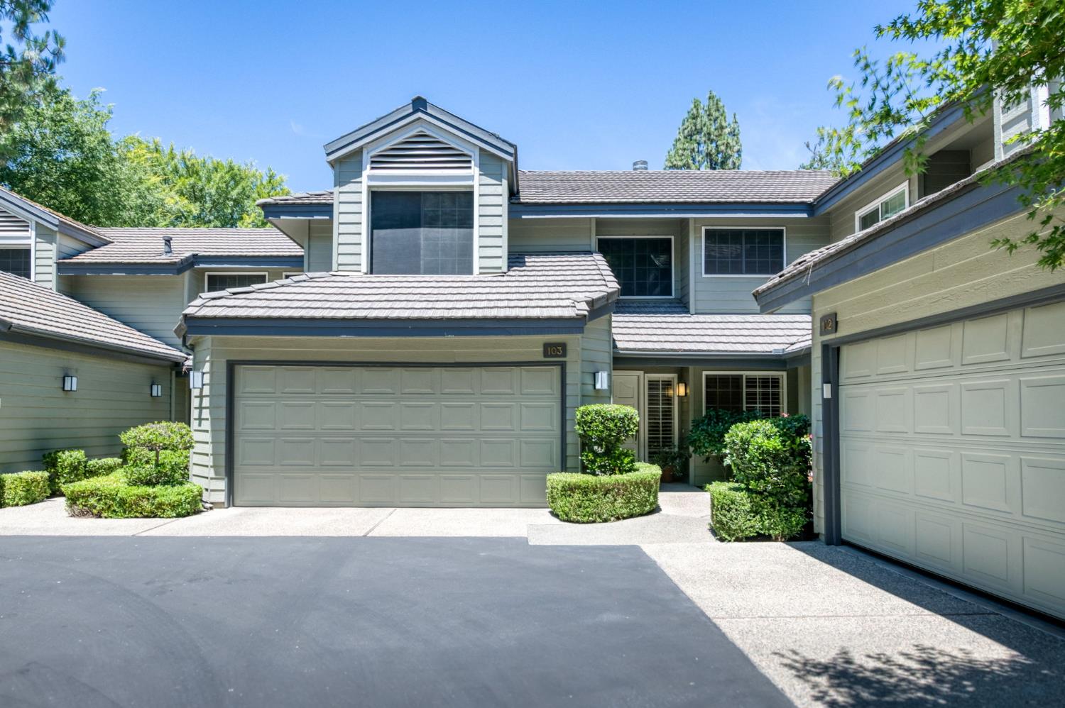Townhouse in Fresno - photo 2