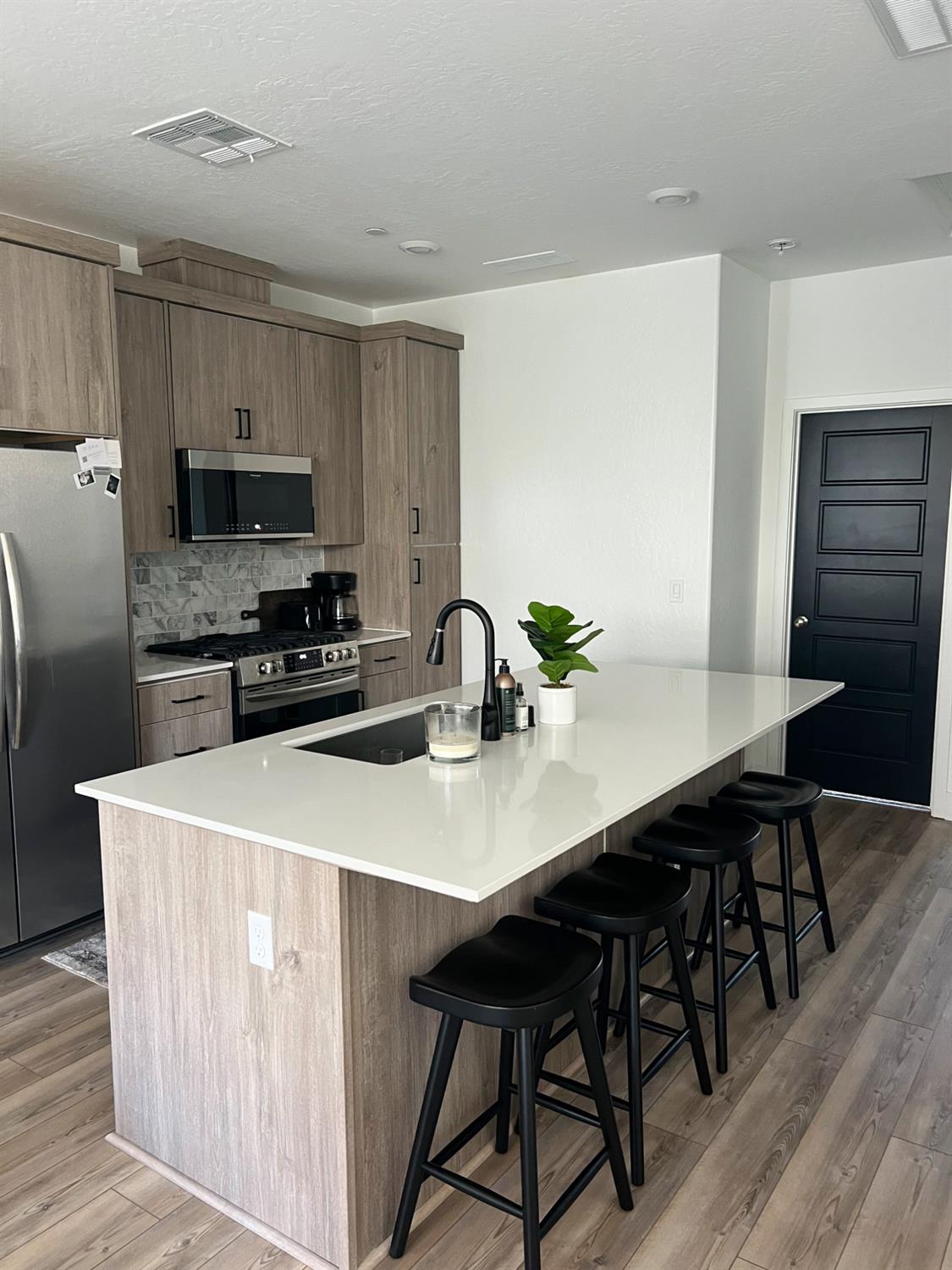 Townhouse in Fresno - photo 2