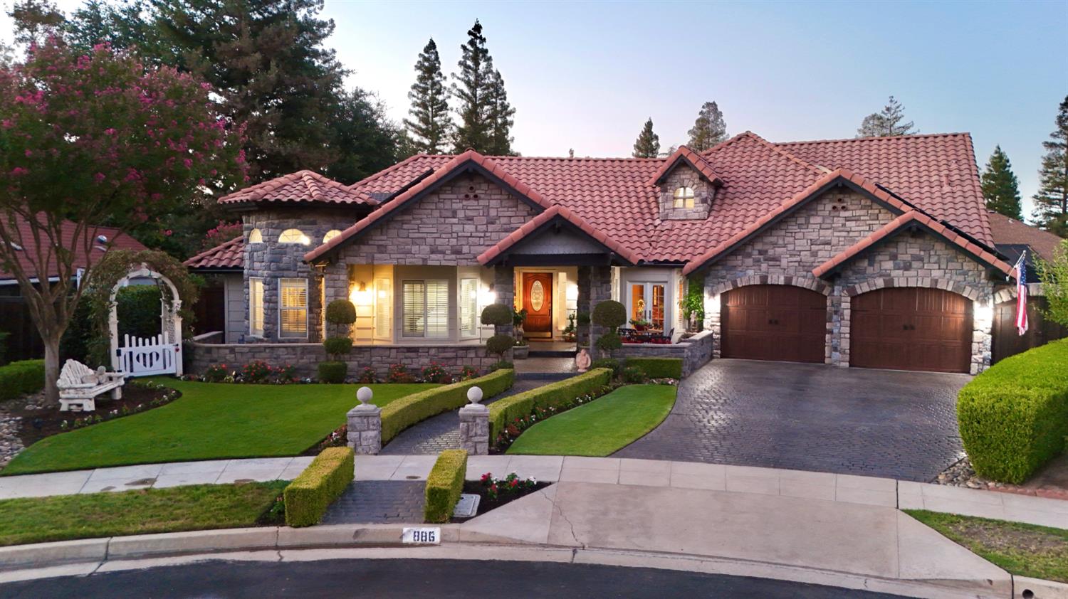 886 E Richmond Avenue, Fresno CA 93720, Fresno