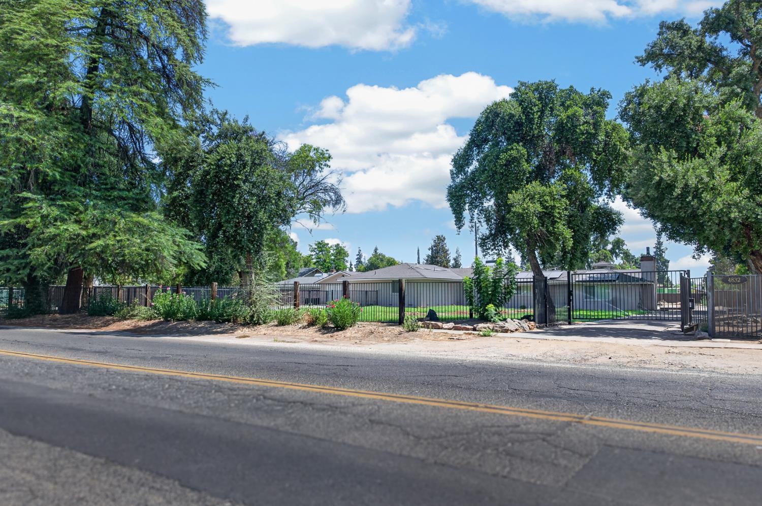 4832 N Fruit Avenue