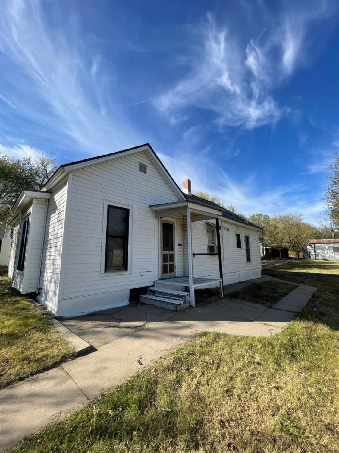 Residential / Farm for sale in Larned, Kansas, 84720