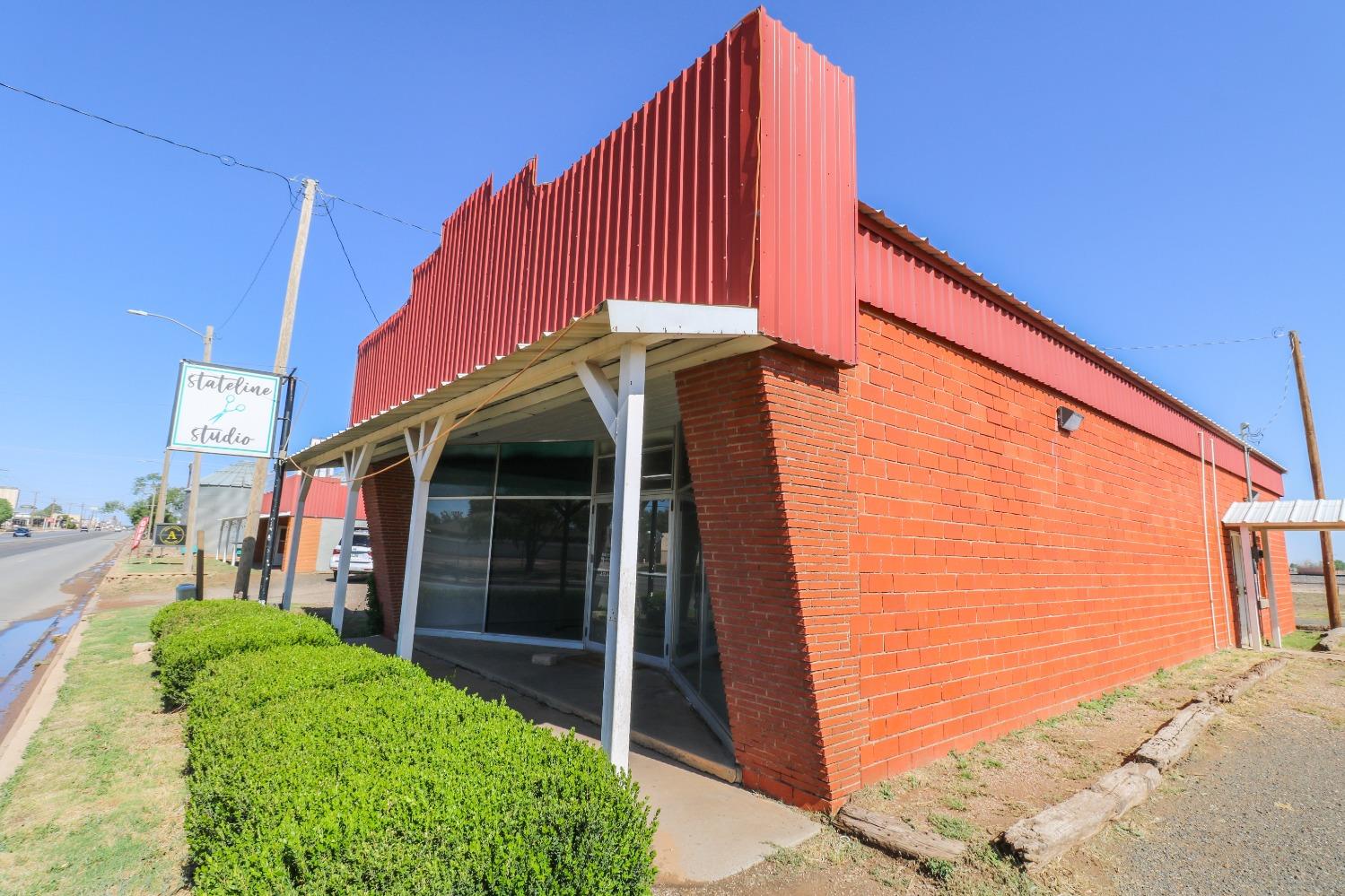 This single tenant retail building has endless potential and is ready for its next owner! This space is very open which could allow it to be anything from a salon, boutique, to an office, the possibilities are endless! The 1,200 square foot building is located directly on US Highway 84 which offers great advertising opportunities. The building has epoxy flooring, a metal pitched roof, and newly updated central ac/heating. Call us today for a private showing.