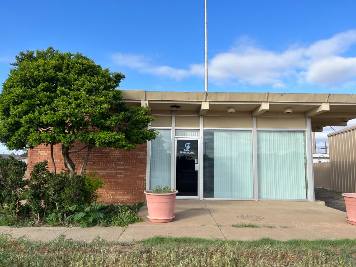 Excellent Investment Opportunity in Slaton, TX.  Large office building with larger front reception/office complete with a teller or drive thru window, kitchen and breakroom.