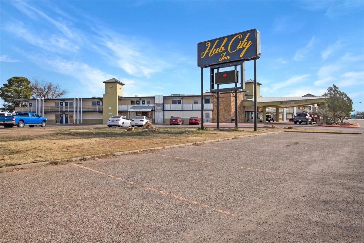 Investment Opportunity: Motel with 124 rooms, featuring a lucrative bar rental for additional income. Well-maintained interior, offering immediate returns and exceptional value-add potential. Seize this chance to capitalize on a thriving hospitality investment.