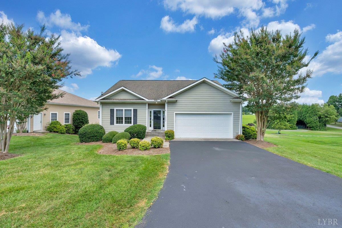 1222 8th Fairway Lane, Huddleston, VA waterfront home for sale at Smith Mountain Lake